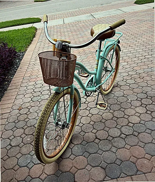 Huffy Nel Lusso Women's 26" Cruiser Bike.